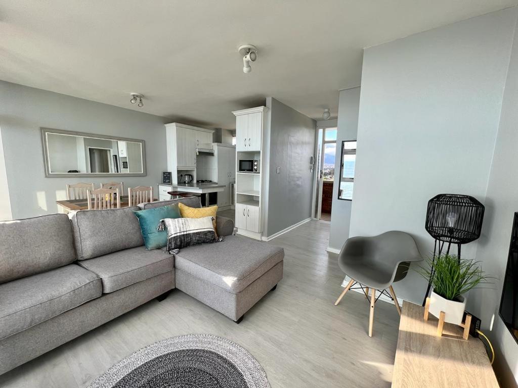 Apartment Beachfront With Endless Views!