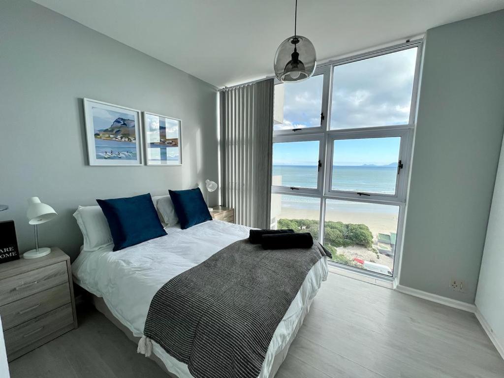 Beachfront With Endless Views! Apartment